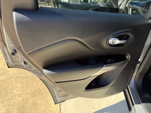 Used 2019 Jeep Cherokee Limited w/ Luxury Group image 20