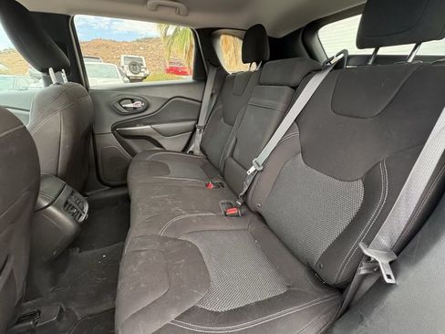 Used 2019 Jeep Cherokee Latitude w/ Popular Appearance Group FWD image 10