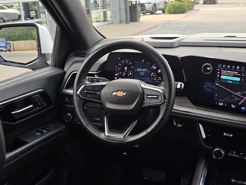 Used 2025 Chevrolet Suburban LT RWD image 14