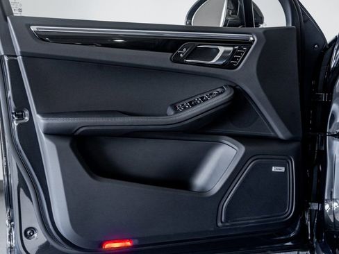 Certified 2025 Porsche Macan image 14