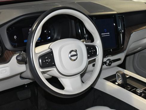 Used 2022 Volvo XC60 B5 Momentum AWD/4WD image 2