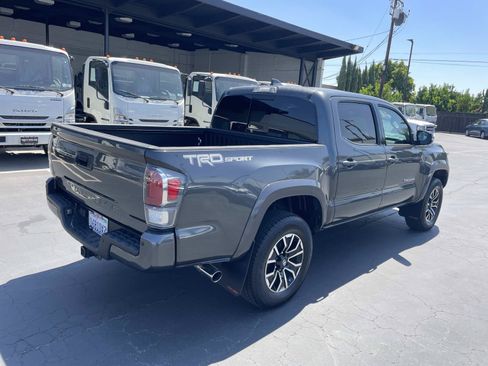Used 2020 Toyota Tacoma TRD Sport w/ Technology Package RWD image 5