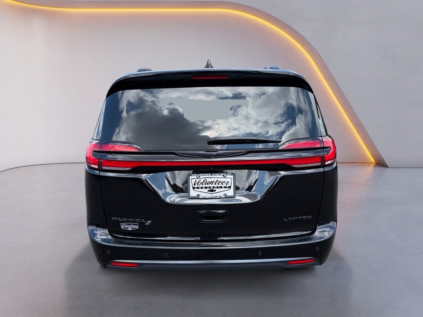 Used 2025 Chrysler Pacifica Limited FWD image 4