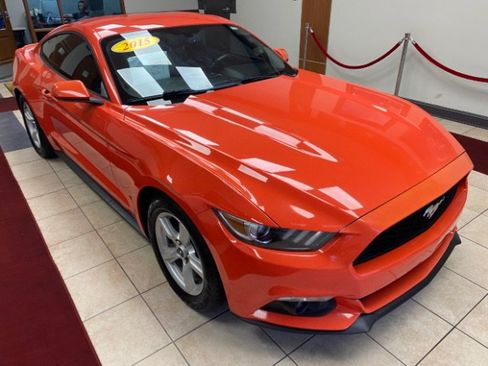 Used 2015 Ford Mustang Coupe RWD image 4