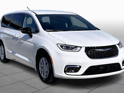 New 2026 Chrysler Pacifica Select image 2