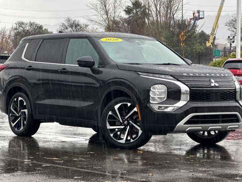 Used 2022 Mitsubishi Outlander SE image 2