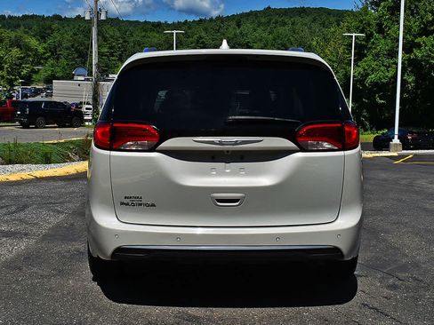 Used 2019 Chrysler Pacifica Touring-L FWD image 8