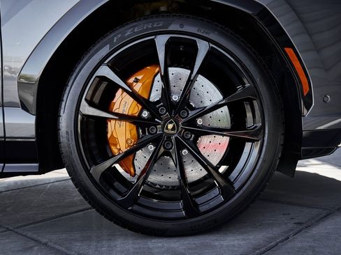 Used 2025 Lamborghini Urus SE image 25