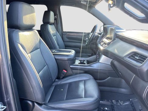 Used 2023 Chevrolet Suburban LT w/ Luxury Package image 29