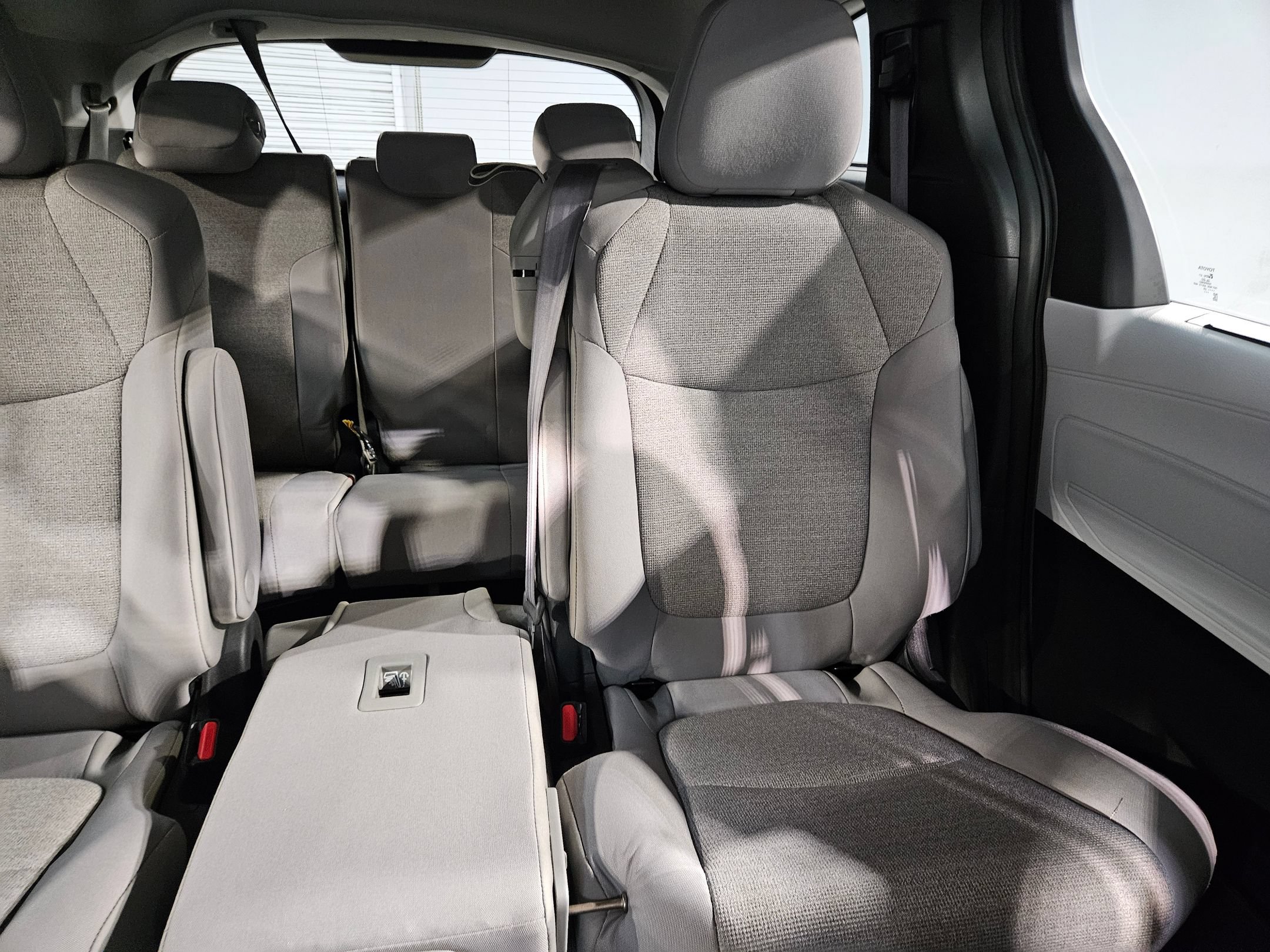 Used 2025 Toyota Sienna LE FWD image 14