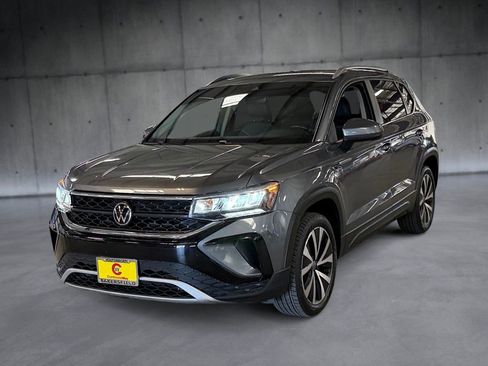 Used 2024 Volkswagen Taos SE image 1