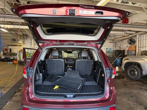 Used 2018 Toyota Highlander XLE AWD/4WD image 19