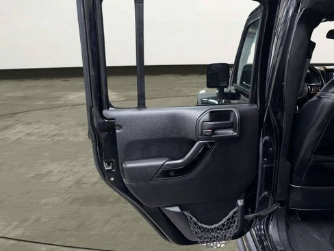 Used 2015 Jeep Wrangler Unlimited Sahara AWD/4WD image 15