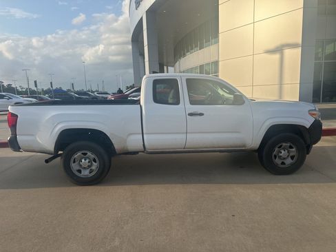 Used 2018 Toyota Tacoma SR RWD image 2