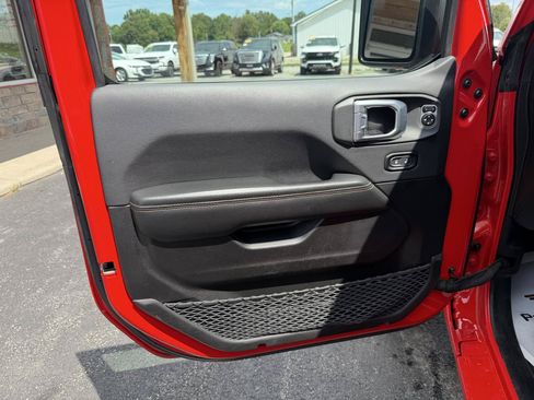 Used 2024 Jeep Wrangler Unlimited Sahara AWD/4WD image 12