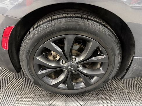 Used 2018 Chrysler Pacifica Touring Plus w/ S Appearance Package FWD image 19