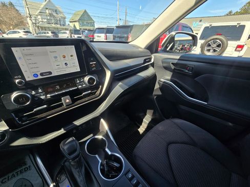 Used 2023 Toyota Highlander L image 11