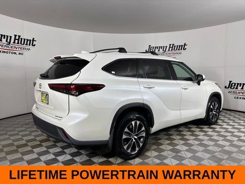 Used 2021 Toyota Highlander XLE AWD/4WD image 5