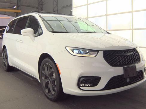 Used 2021 Chrysler Pacifica Limited w/ Uconnect Theater Family Group AWD/4WD image 2