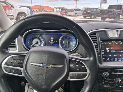 Used 2018 Chrysler 300 Touring L image 12