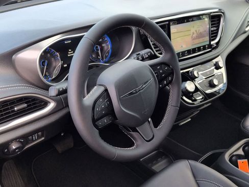 New 2026 Chrysler Pacifica Select image 2