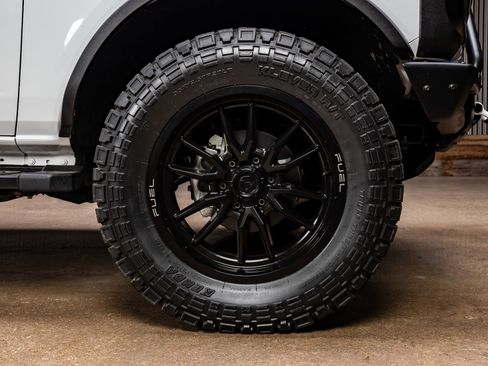 Used 2023 Ford Bronco Wildtrak image 11