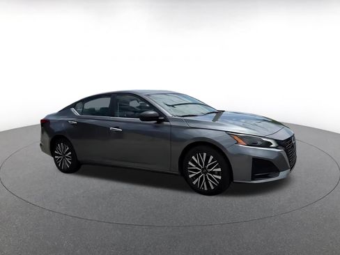 Used 2025 Nissan Altima 2.5 SV FWD image 2