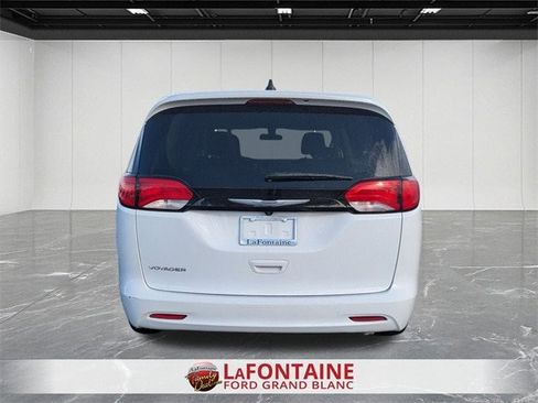 Used 2022 Chrysler Voyager LX image 4