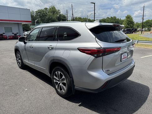 Used 2021 Toyota Highlander XLE AWD/4WD image 7