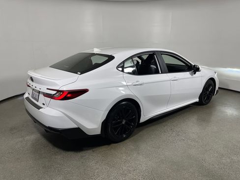 Used 2026 Toyota Camry SE FWD image 3