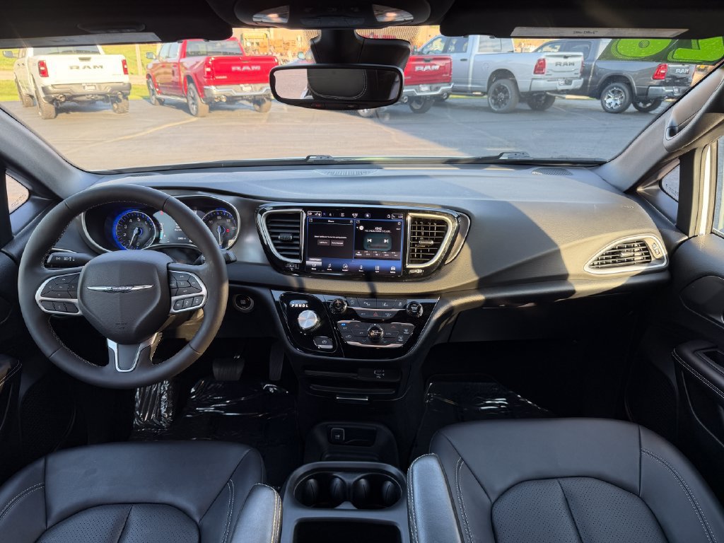 Used 2026 Chrysler Pacifica Select FWD image 22