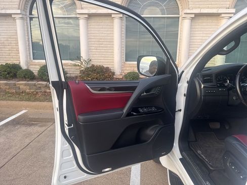 Used 2021 Lexus LX 570 4WD w/ 3rd Row & Luxury Pkg image 18