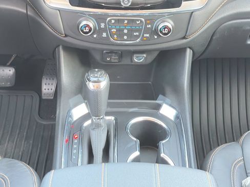 Used 2020 Chevrolet Traverse LT w/ LT Premium Package AWD/4WD image 16