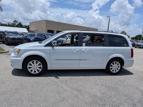 Used 2015 Chrysler Town & Country Touring FWD image 7