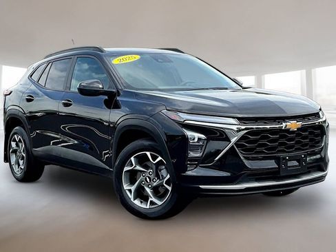 Used 2025 Chevrolet Trax LT FWD image 1