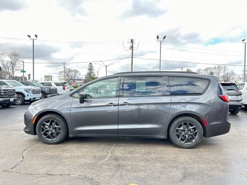 Used 2018 Chrysler Pacifica Touring-L w/ Advanced Safetytec Group FWD image 6