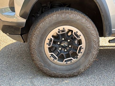 Used 2025 Chevrolet Colorado ZR2 w/ Technology Package AWD/4WD image 9