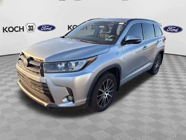 Used 2017 Toyota Highlander SE AWD/4WD image 3