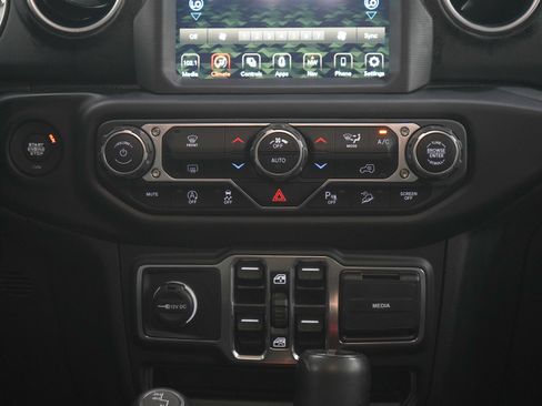 Used 2020 Jeep Wrangler Unlimited Sahara AWD/4WD image 17