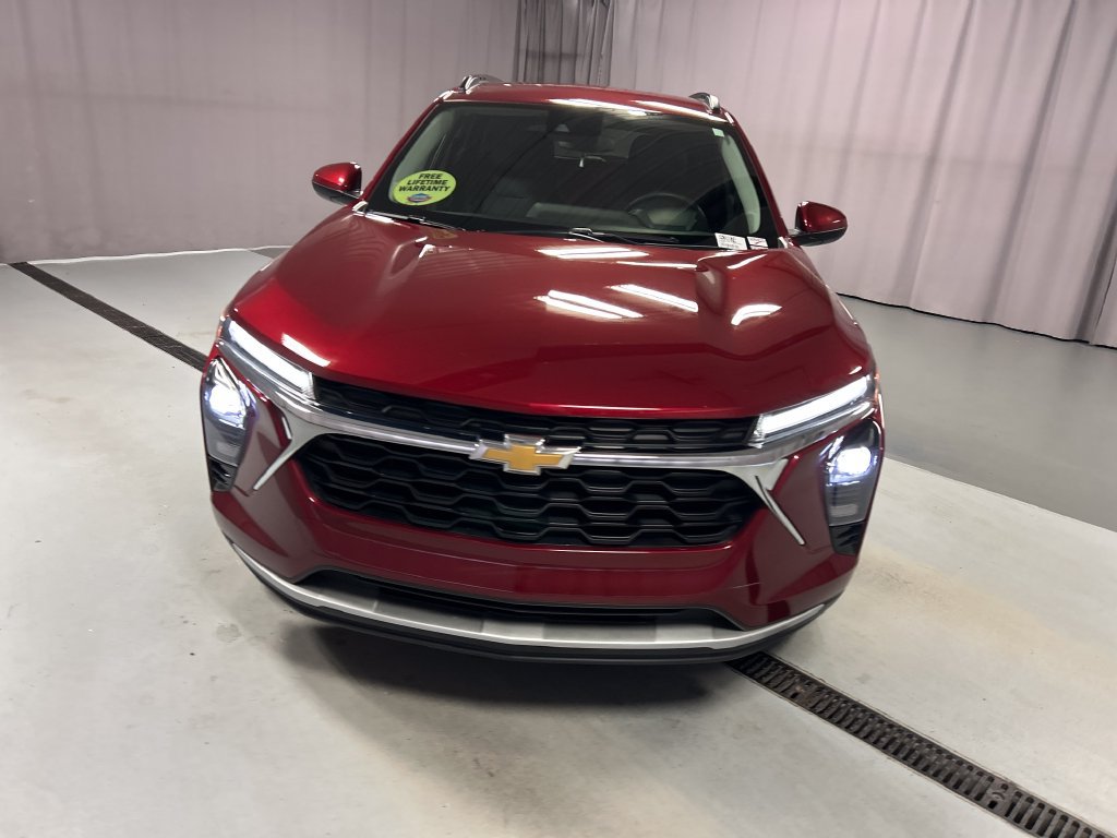 Used 2025 Chevrolet Trax LT w/ LT Convenience Package FWD image 2