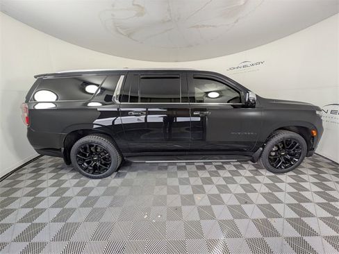 Used 2023 Chevrolet Suburban Premier image 6