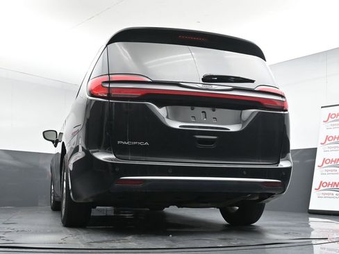Used 2024 Chrysler Pacifica Touring-L image 36