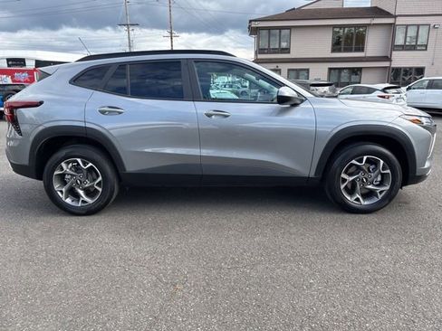 Used 2025 Chevrolet Trax LT FWD image 6
