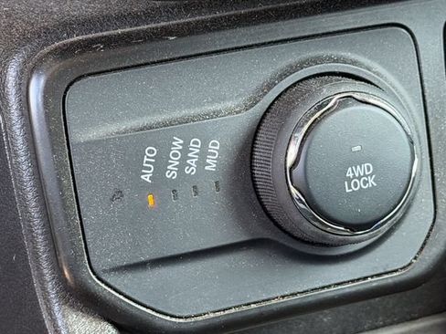 Used 2023 Jeep Renegade Latitude AWD/4WD image 16