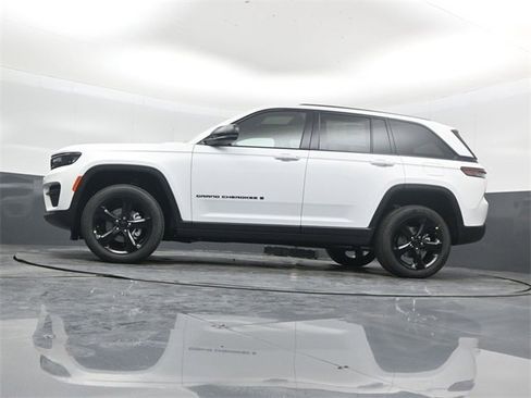 New 2025 Jeep Grand Cherokee Altitude image 41