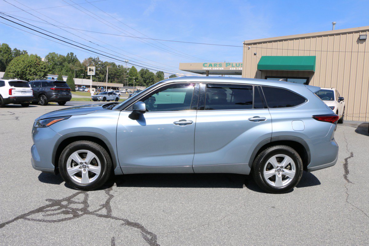 Used 2022 Toyota Highlander LE FWD image 2