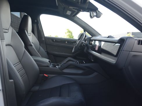 Certified 2026 Porsche Cayenne GTS AWD/4WD image 25