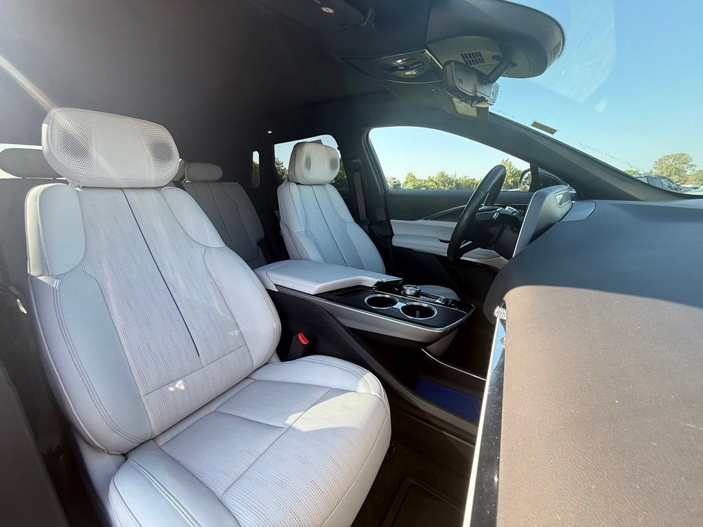 Certified 2024 Cadillac Lyriq Luxury AWD/4WD image 32