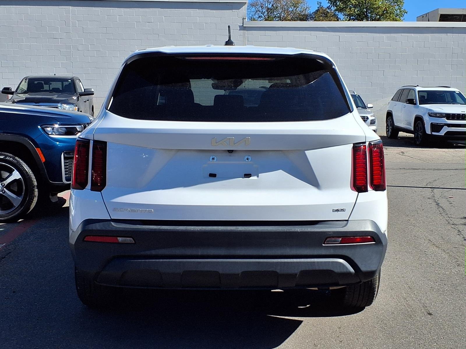 Used 2023 Kia Sorento LX AWD/4WD image 21