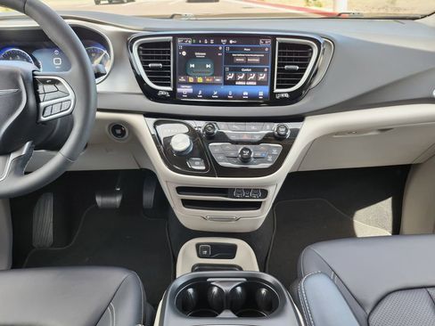 Used 2024 Chrysler Pacifica Touring-L FWD image 22